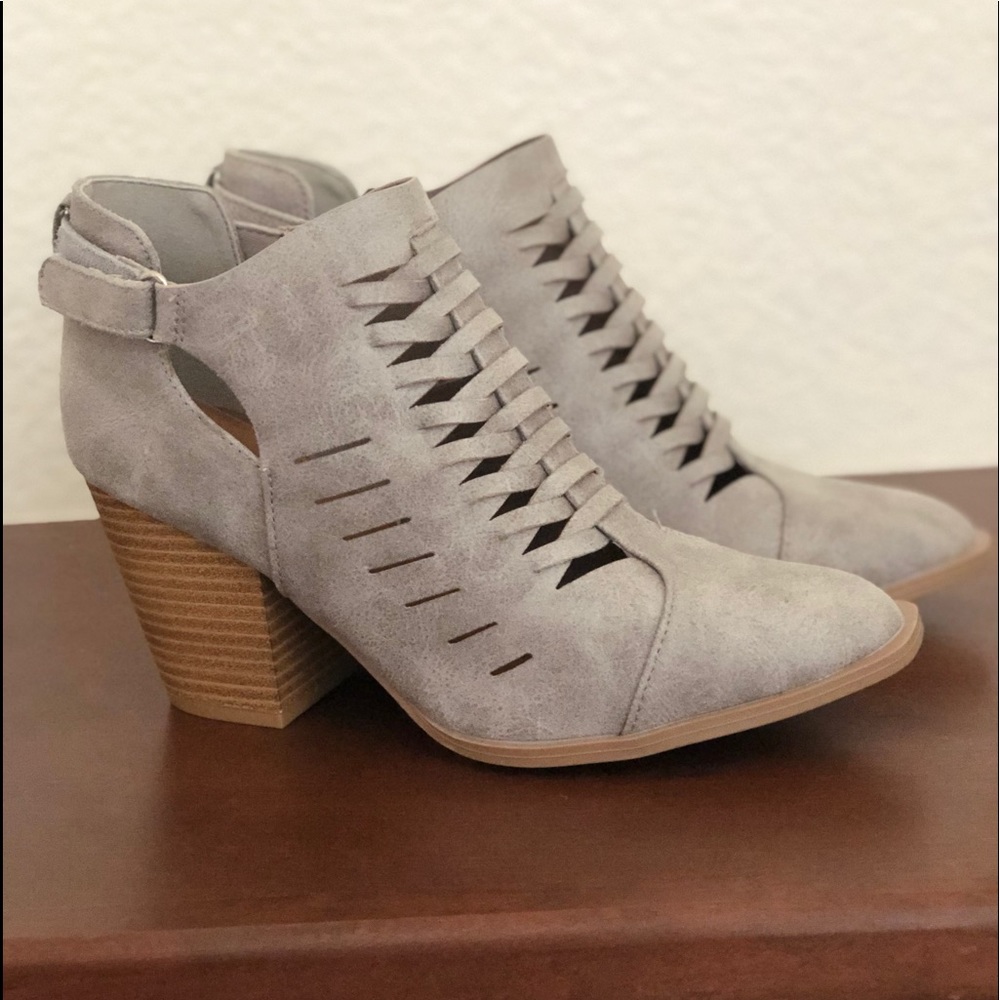 Quipid Grey Heels. Size 6.